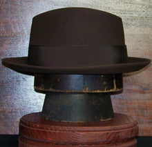Load image into Gallery viewer, Vintage Dobbs Fedora (7 1/4 brown)