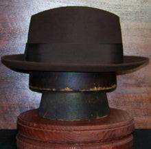 Load image into Gallery viewer, Vintage Dobbs Fedora (7 1/4 brown)